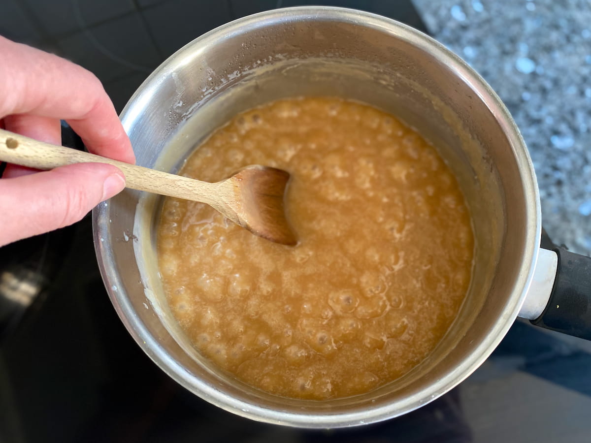 making caramel sauce