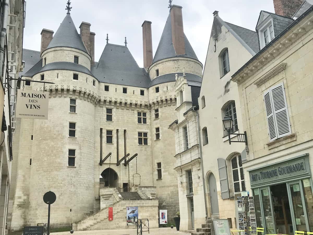 Castles of the Loire with wine and food shops