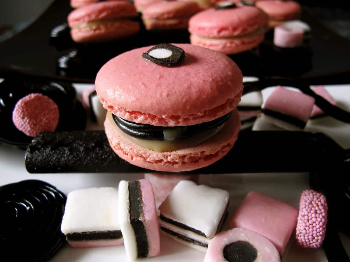 pink-liquorice-allsort-macaron pink and black liquorice macarons