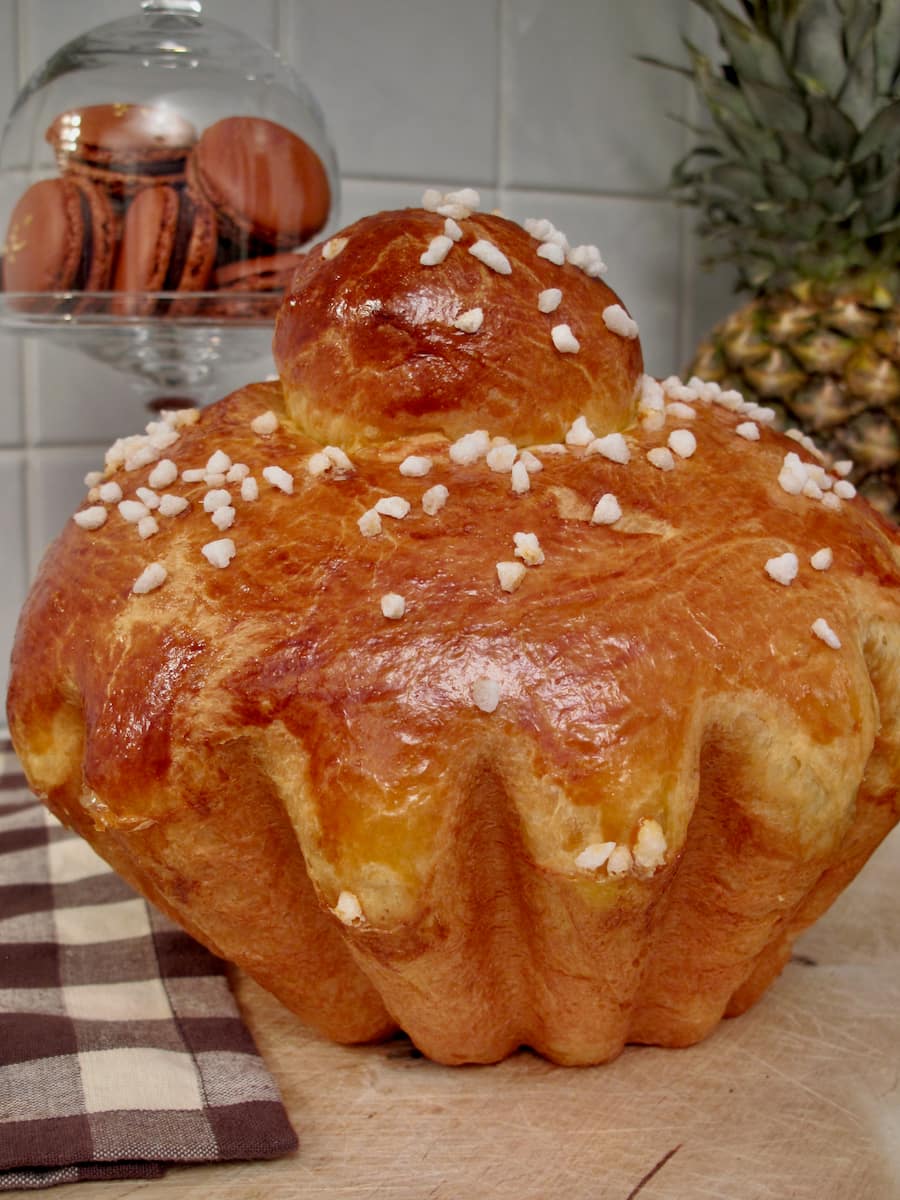 brioche-praline brioche with a head sprinkled with pearl sugar