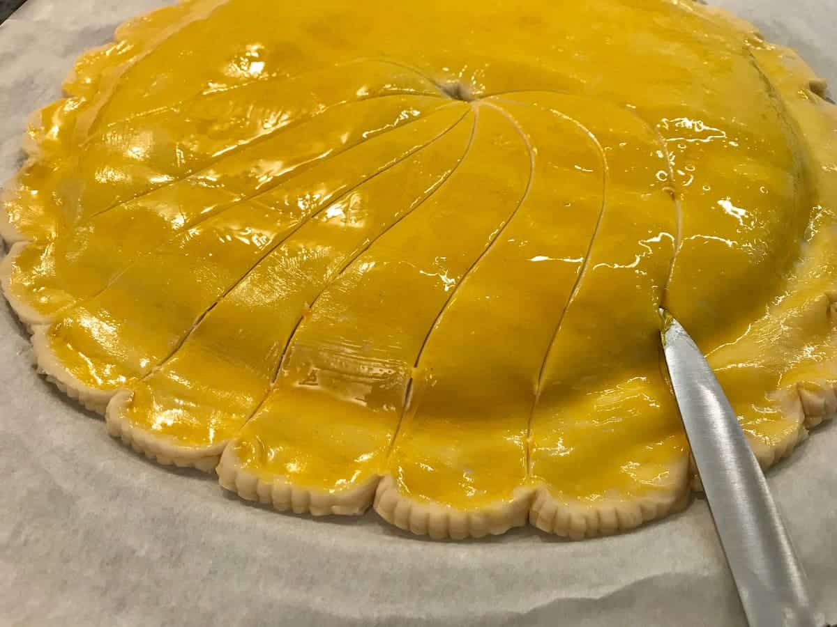 decorating glazed puff pastry with the back of a knife