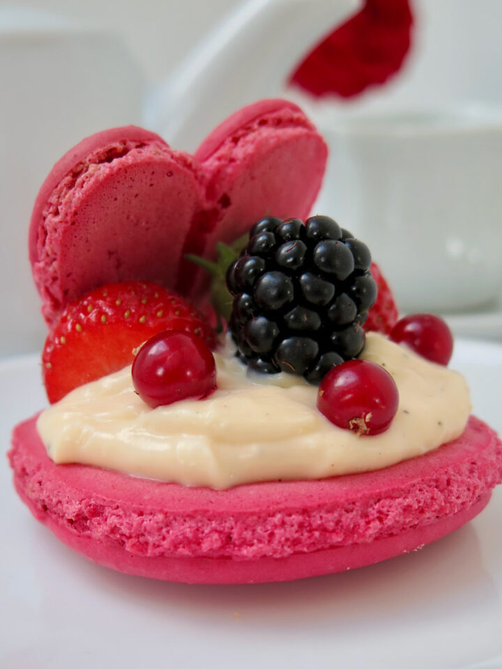 Macarons Inima Raspberry Macarons (White Chocolate Ganache filling)