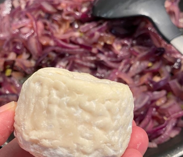 Chevre Red Onions