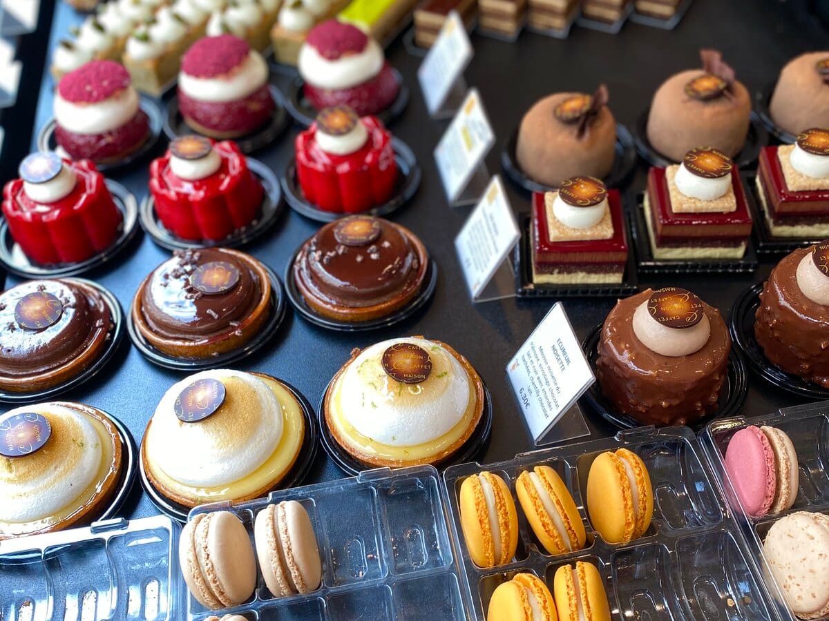 macarons patisseries in Paris window