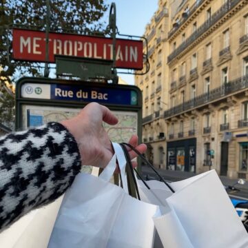 carrying shopping bags Paris metro