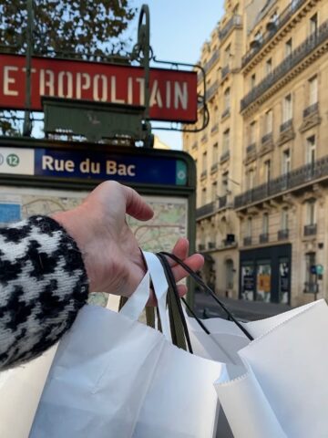 carrying shopping bags Paris metro