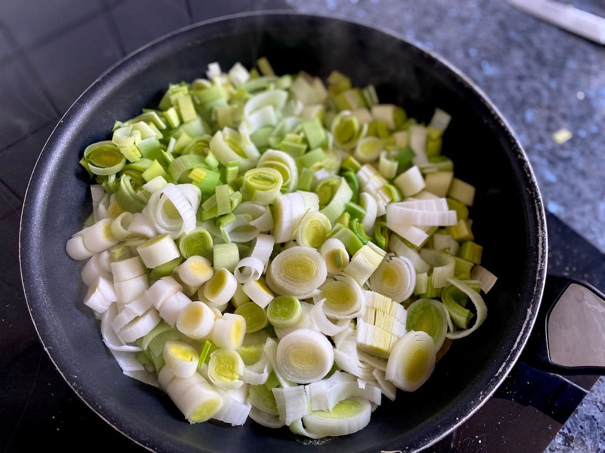 pan of sliced leeks