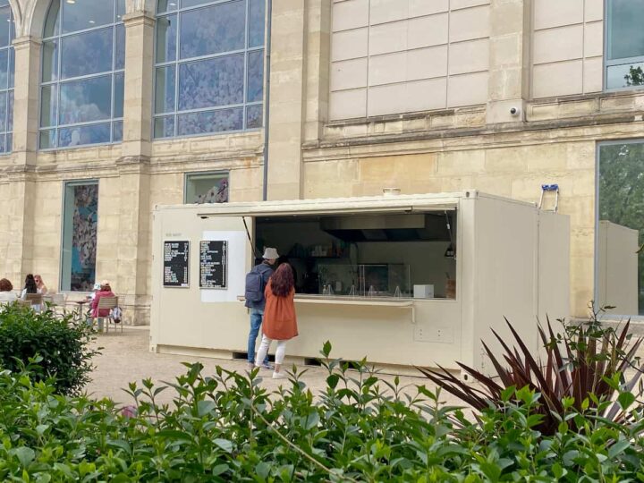 bakery café stand in the tuileries garden