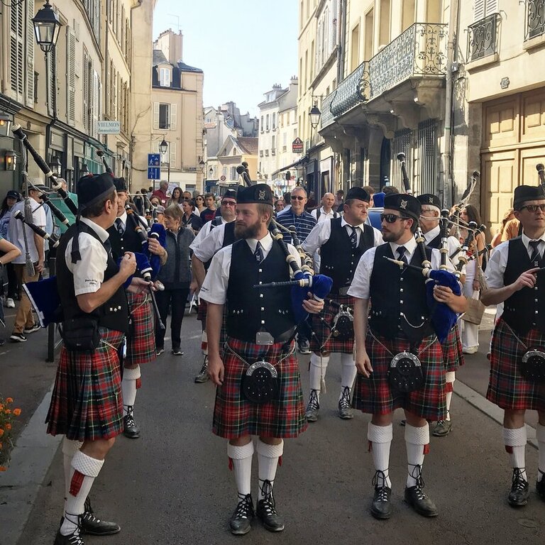 scottish pipers on French street