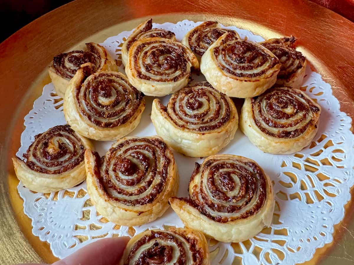 little sweet spirals made with puff pastry and mincemeat
