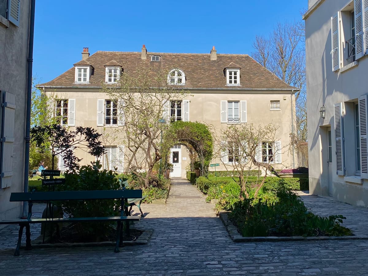 The oldest house in Montmartre is the museum in rue Cortot, a large country house in Paris