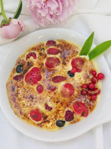 gratin dish of berries in a creme brulee cream