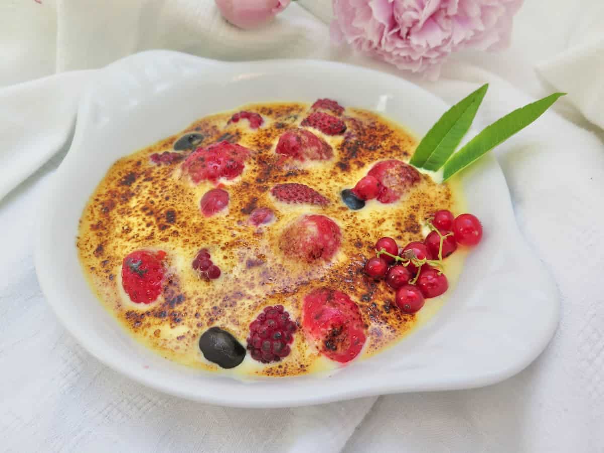 gratin dish with berries and a toasted cream