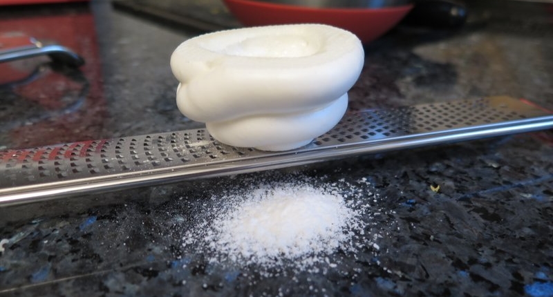 Melting meringue snowballs