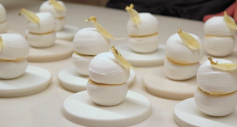 French meringue snowballs