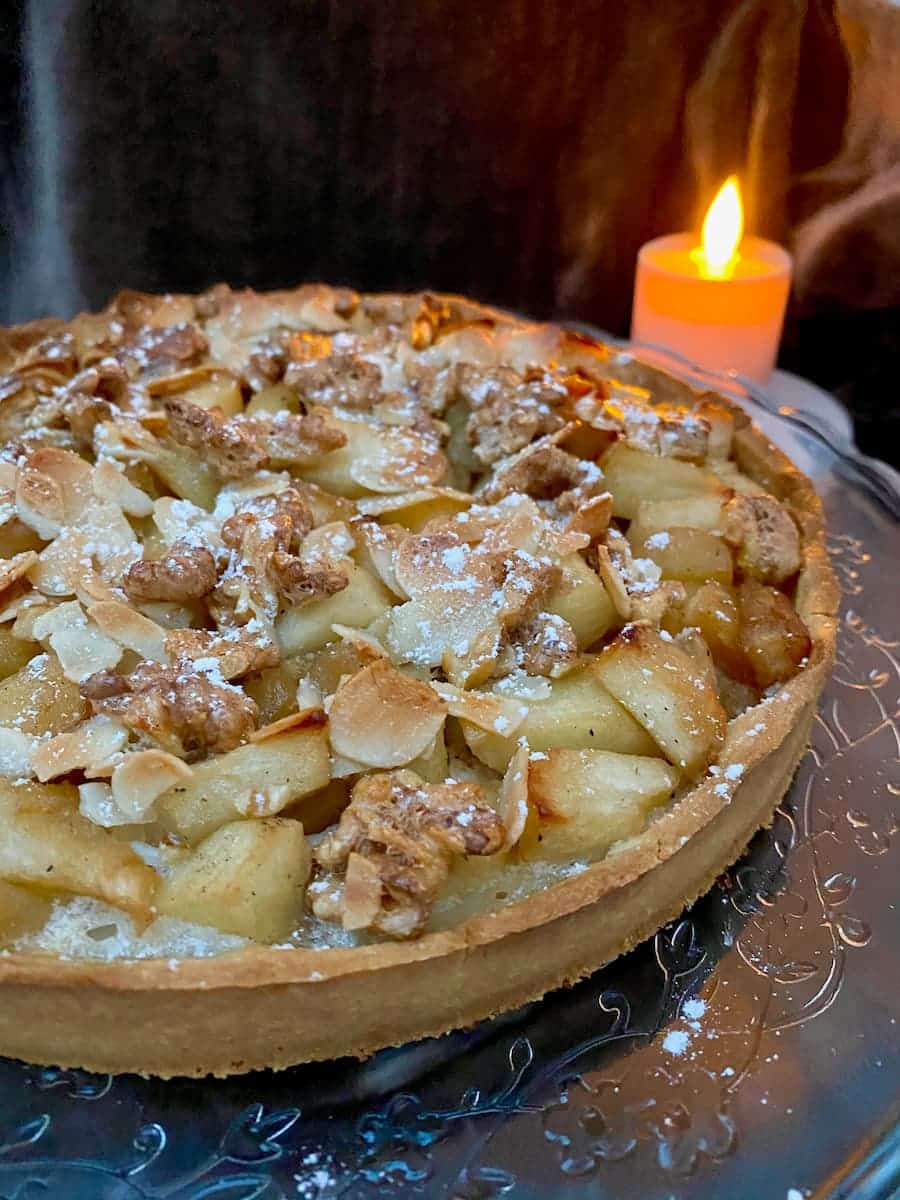 Apple chunks in a tart topped with crunchy toasted nuts