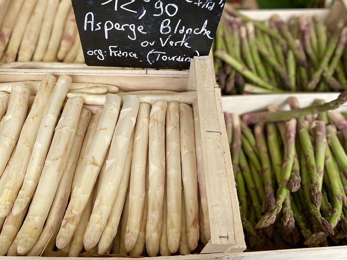 French asparagus at the market, both white and green