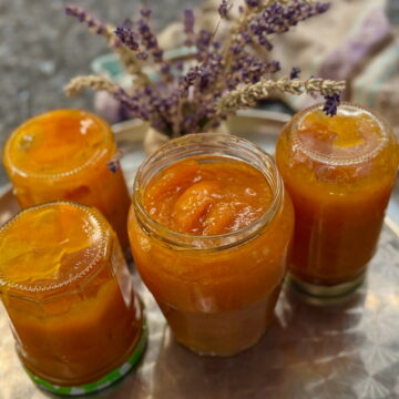 4 pots of homemade French apricot jam with lavender and reduced in sugar