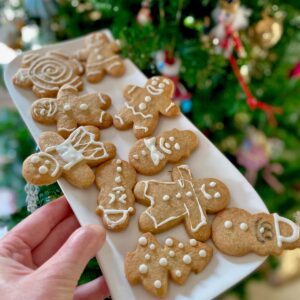 plate of snowmen, decorated trees and gingerbread men in front of the Christmas tree