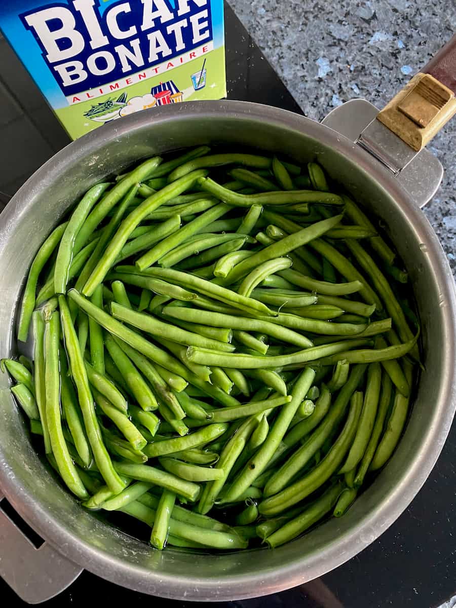 haricots verts in a large pan of unsalted boiling water next to  bicarbonate of soda