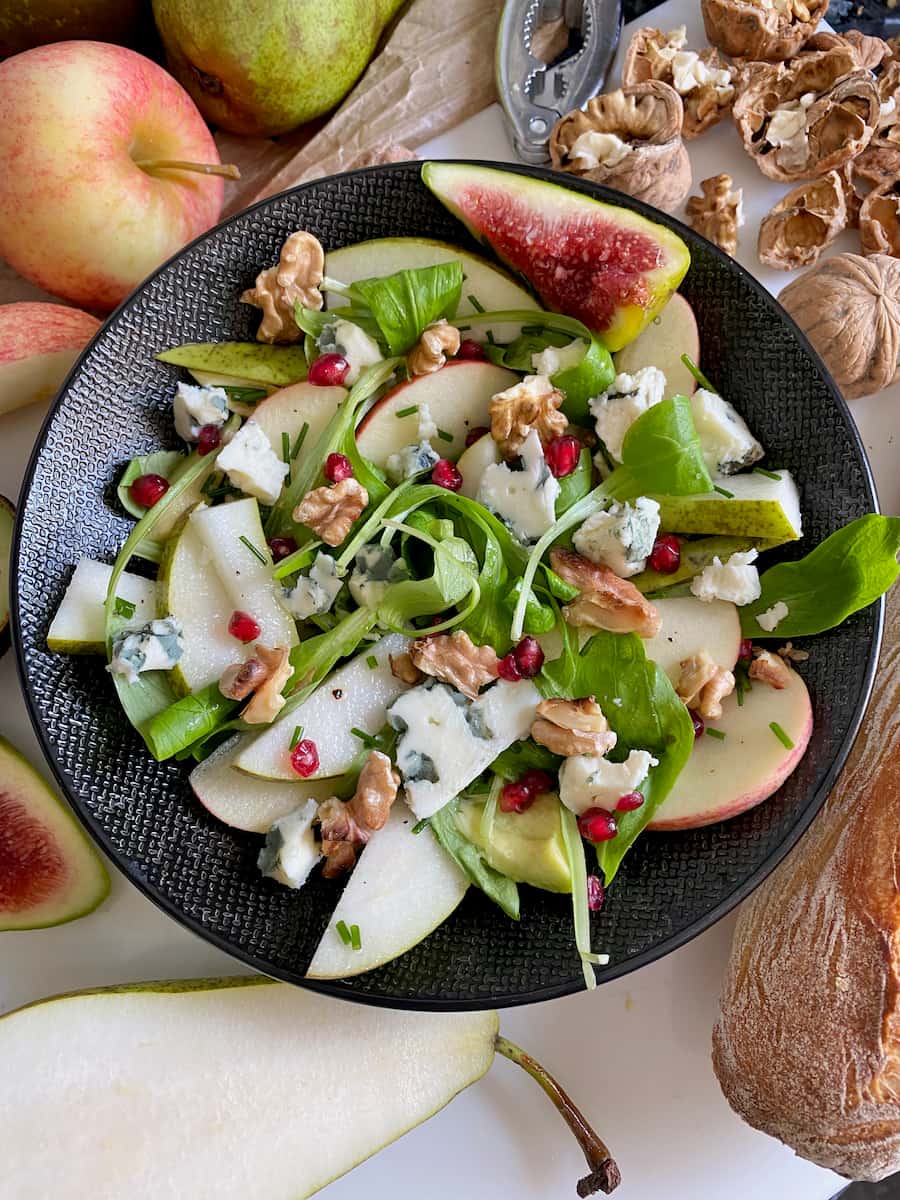 green salad with blue cheese, apple, pear and walnuts