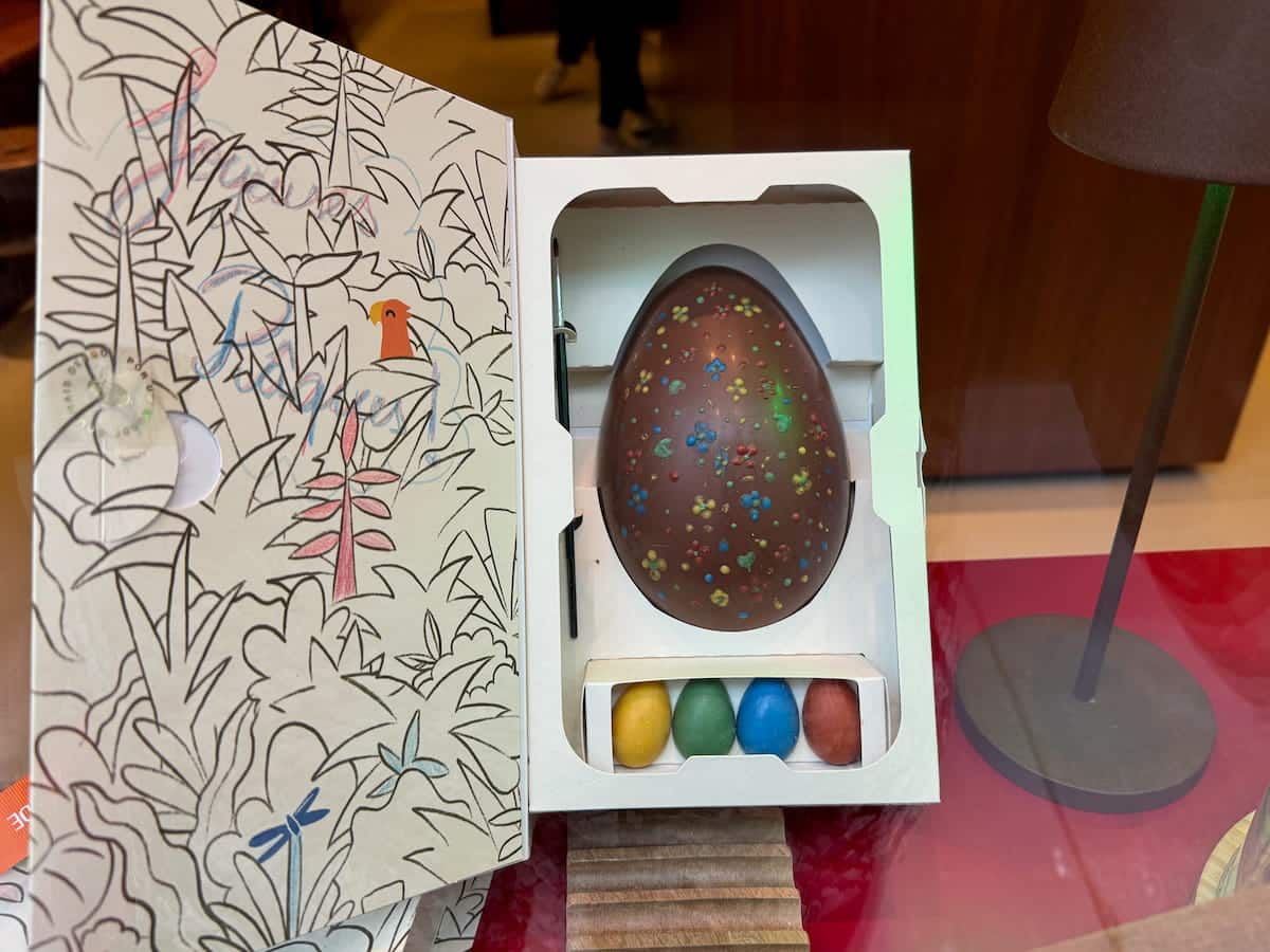 easter egg with colouring artist palette concept at Dengo in Paris