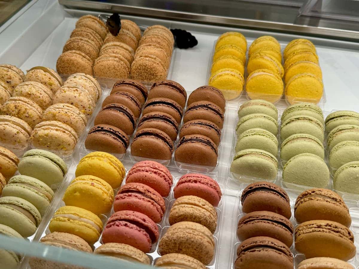 rows of perfect colourful macarons without being too coloured