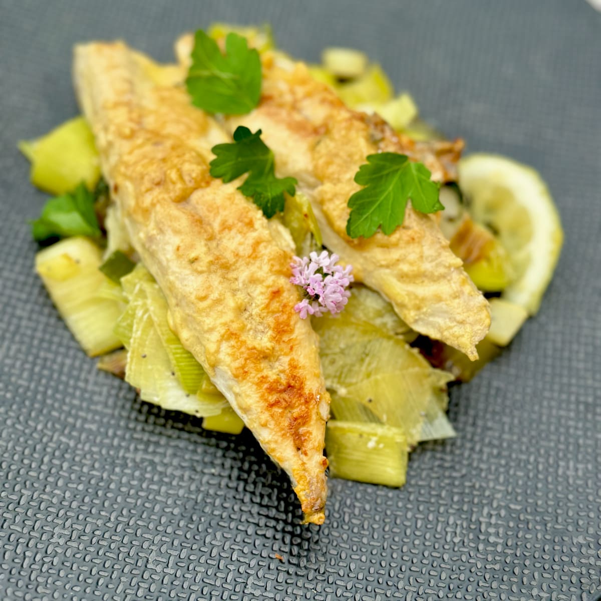 2 fillets of pan-fried mackerel topped with mustard