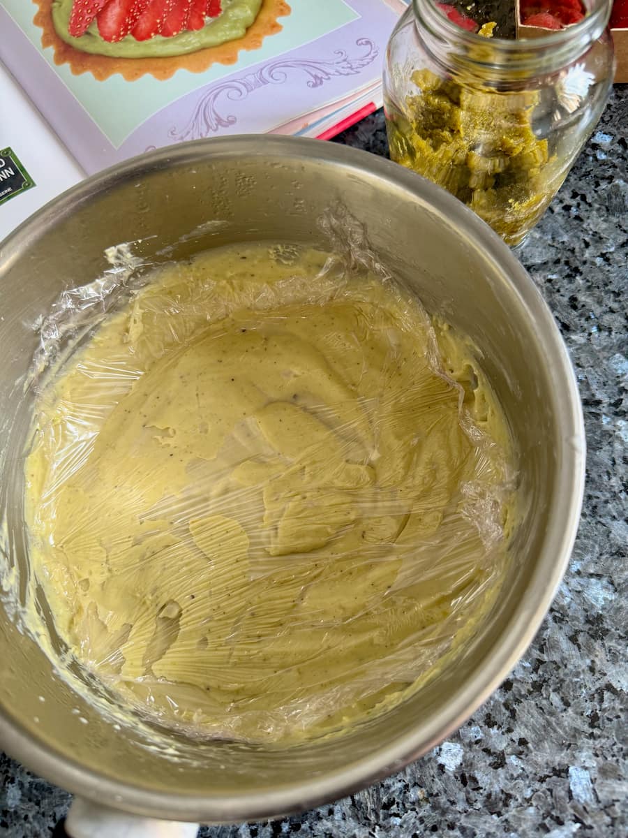 covering pastry cream with cling film to avoid a skin forming