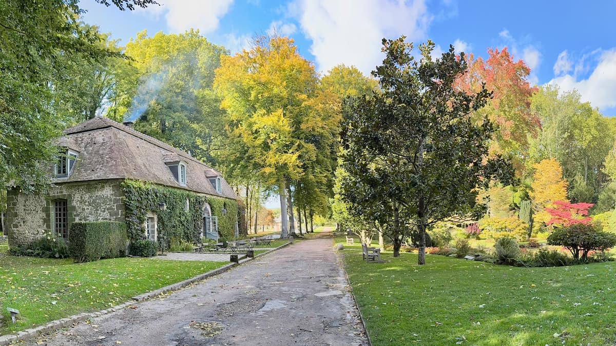 Tea room and Japanese garden at Château de Courances in autumn