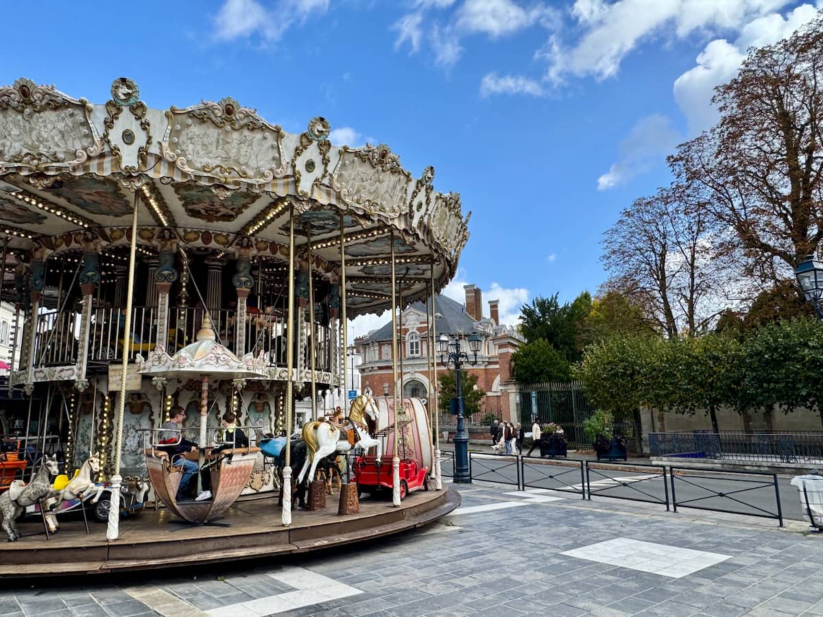 the large carousel in the centre of Fontainebleau in front of the castle