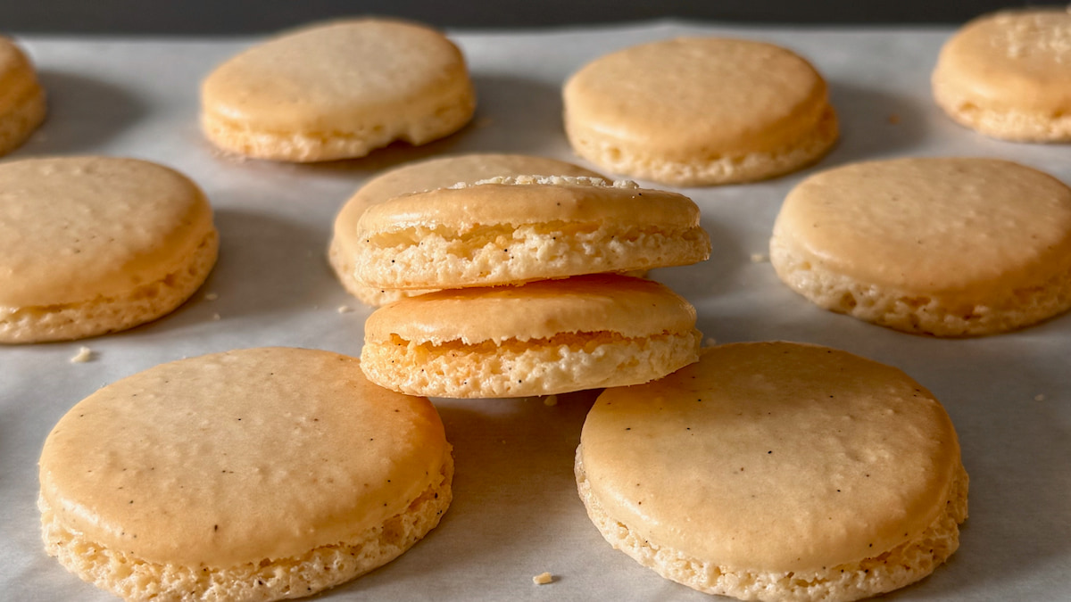 distinct air pockets in macaron shells known as hollows between the shell and the foot